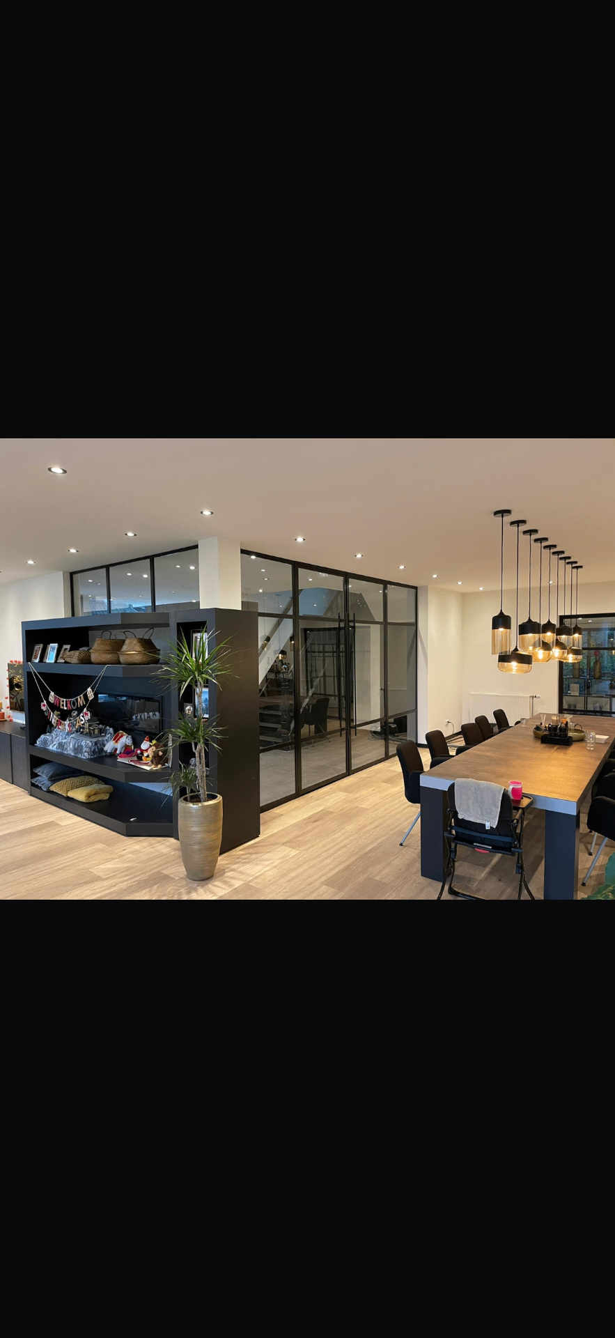 Stalen scheidingswand met dubbele deur in moderne villa