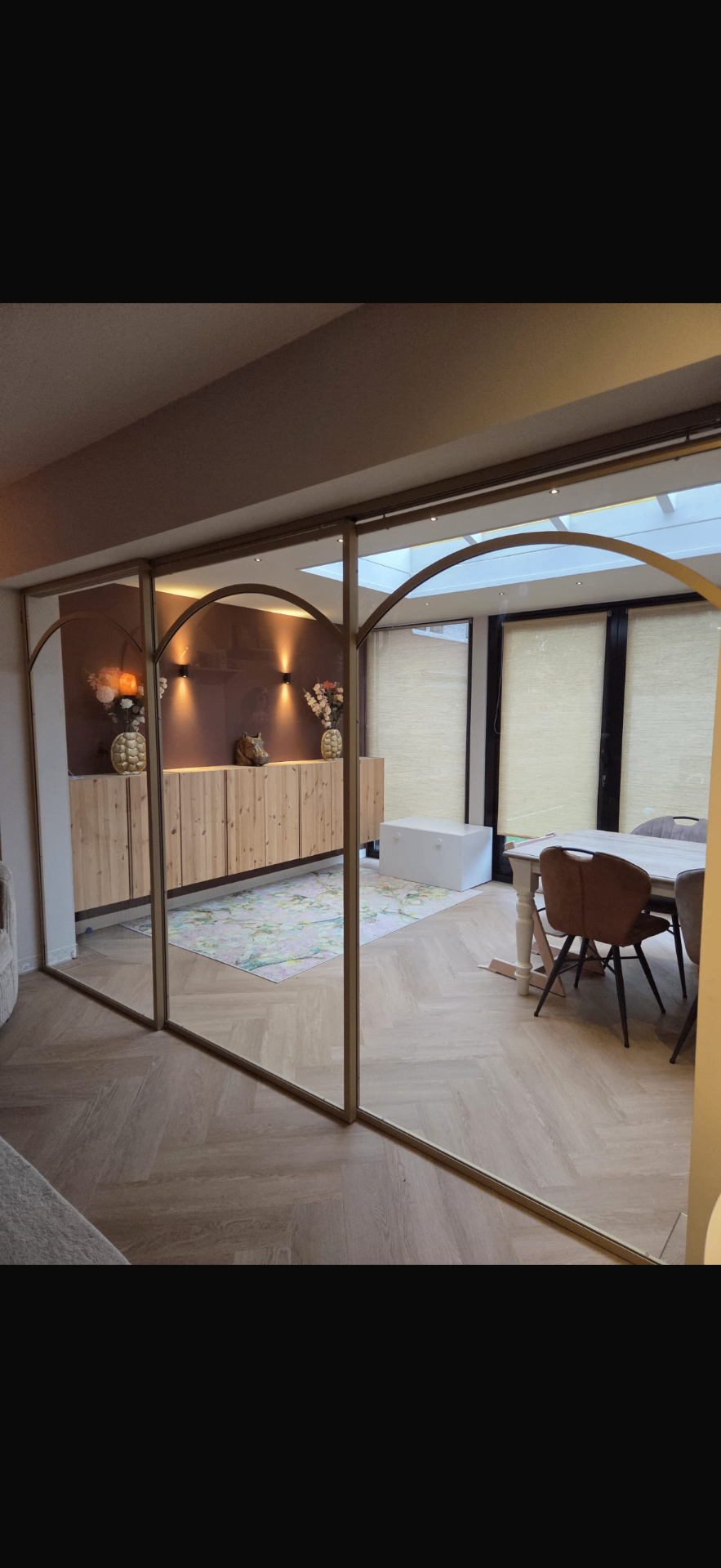 Stalen wand met cathedraal glas tussen keuken en eetkamer
